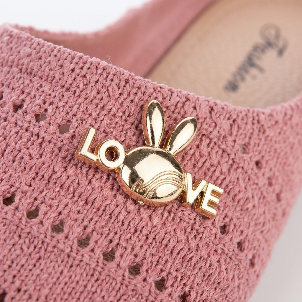 Деталь LOVE Bunny-бляшки на пудрових мюлі Nuovera Breeze